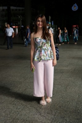 Kriti Kharbanda Spotted at Airport