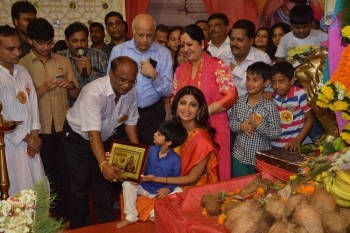 Shilpa Shetty Family at Andheri Cha Raja