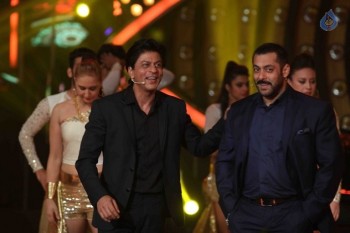 SRK with Salman Khan on Big Boss 9 Sets