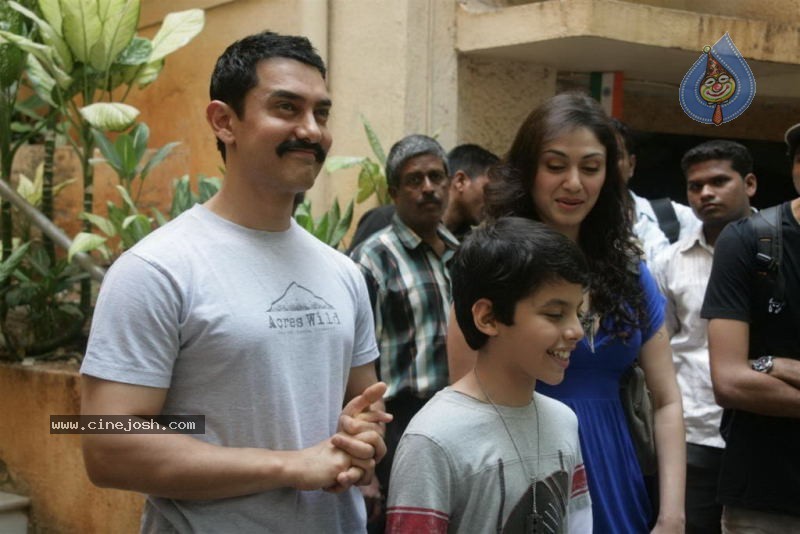 Aamir Khan Promotes Zokkomon - 6 / 50 photos