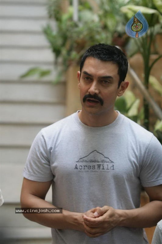 Aamir Khan Promotes Zokkomon - 11 / 50 photos