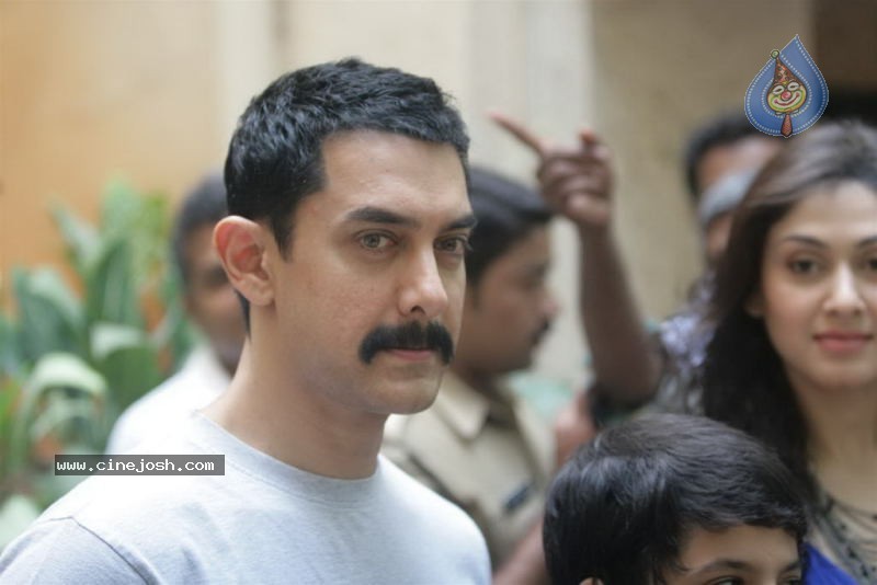 Aamir Khan Promotes Zokkomon - 29 / 50 photos