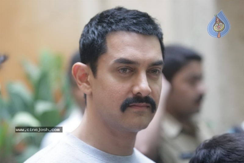 Aamir Khan Promotes Zokkomon - 33 / 50 photos