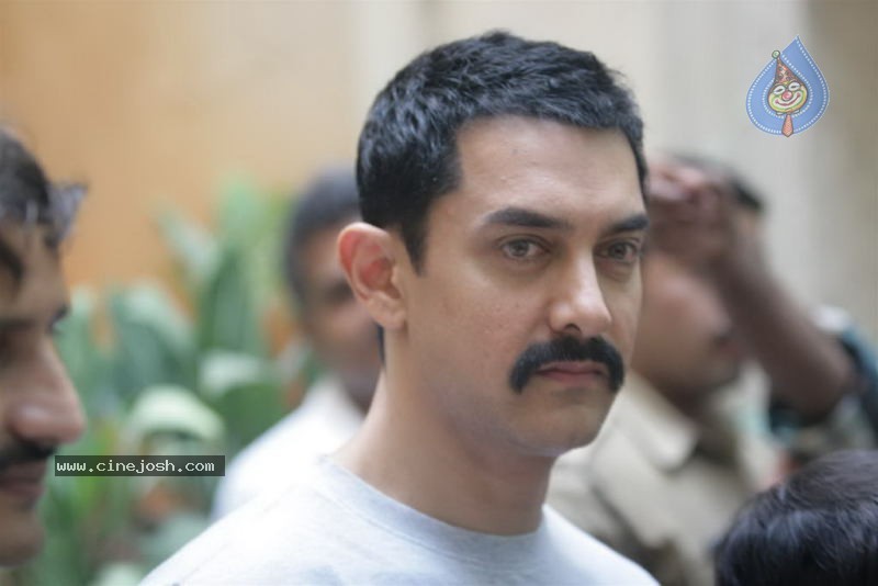 Aamir Khan Promotes Zokkomon - 40 / 50 photos