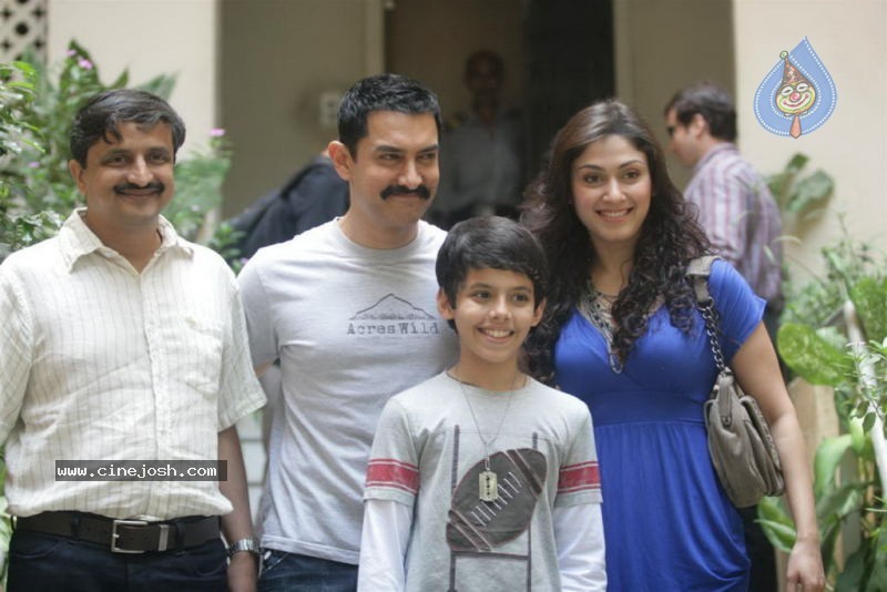 Aamir Khan Promotes Zokkomon - 41 / 50 photos