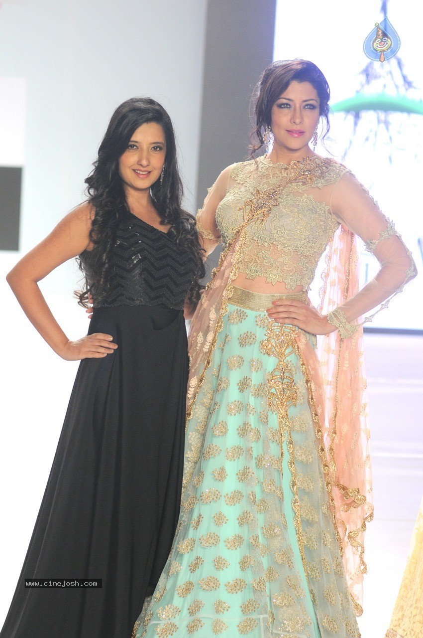 Aditi Govitrikar Walks the Ramp for Amy Billimoria - 7 / 28 photos