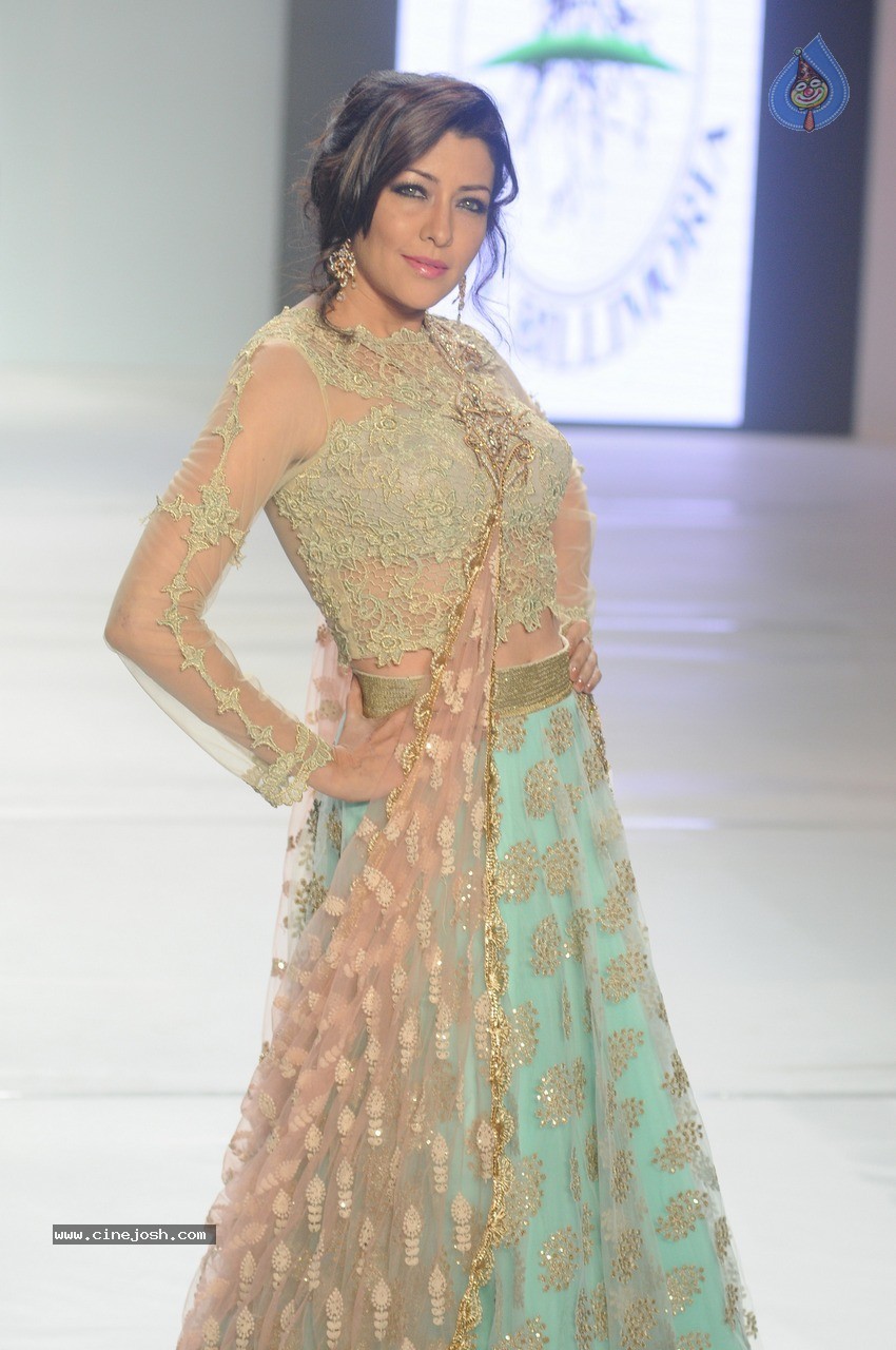 Aditi Govitrikar Walks the Ramp for Amy Billimoria - 9 / 28 photos