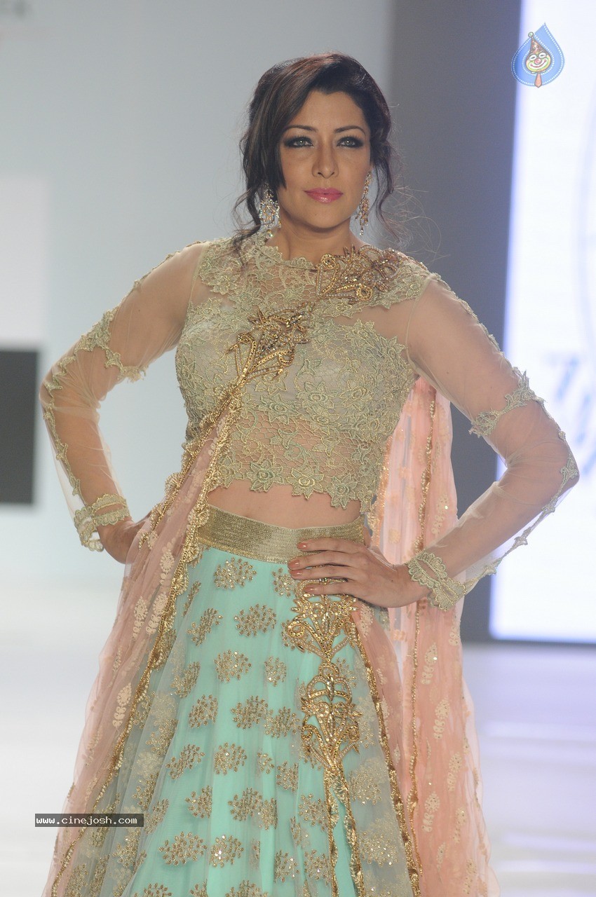 Aditi Govitrikar Walks the Ramp for Amy Billimoria - 22 / 28 photos