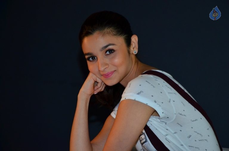 Alia Bhatt Launches Garnier Bandwagon - 2 / 34 photos