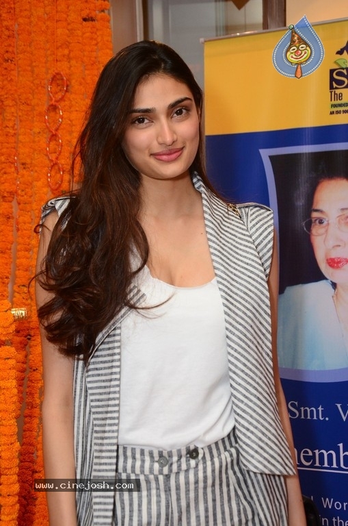 Athiya Shetty Pictures - 2 / 9 photos