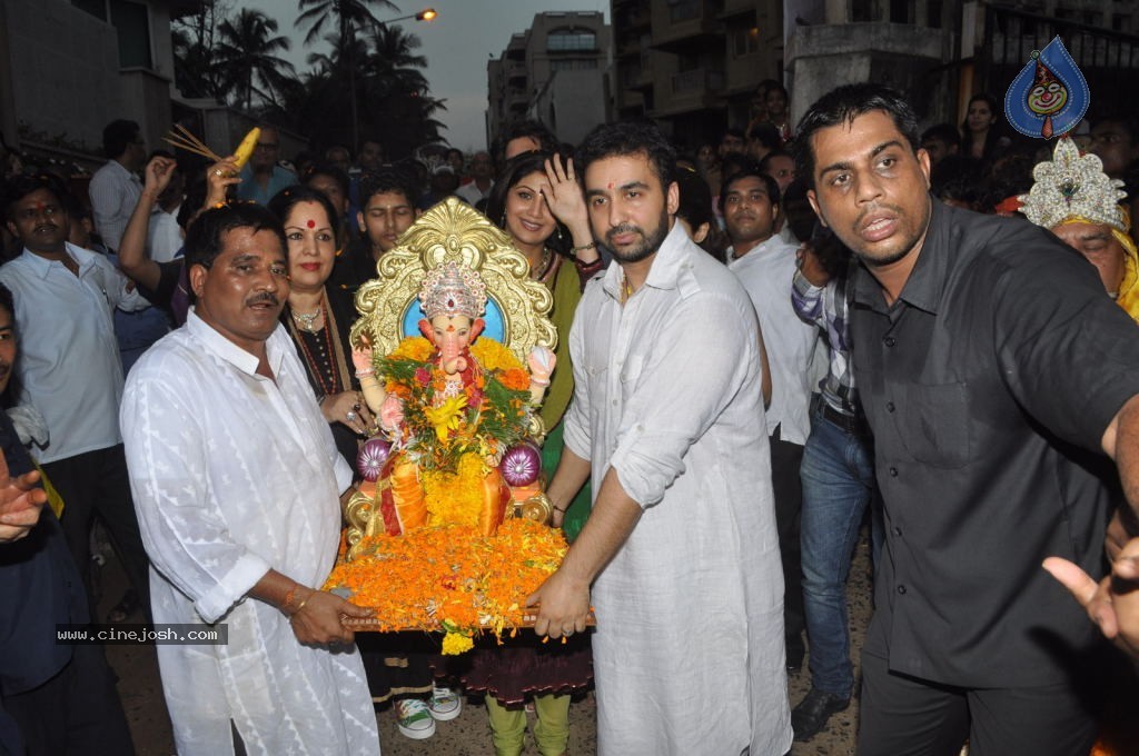 Bolly Celebs at Ganesh Visarjan Event - 76 / 106 photos