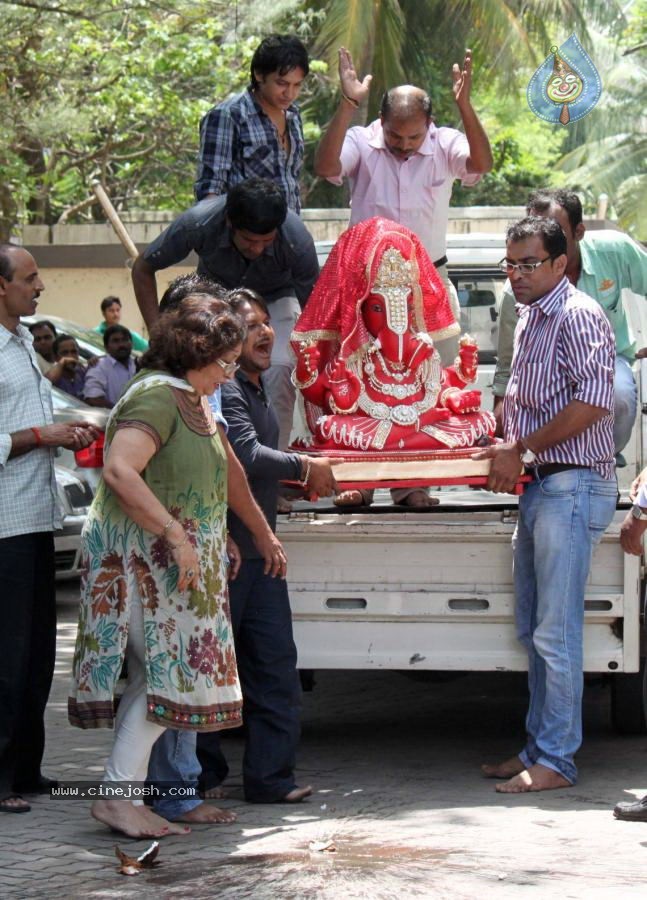 Bolly Celebs at Ganesh Visarjan Event - 93 / 106 photos