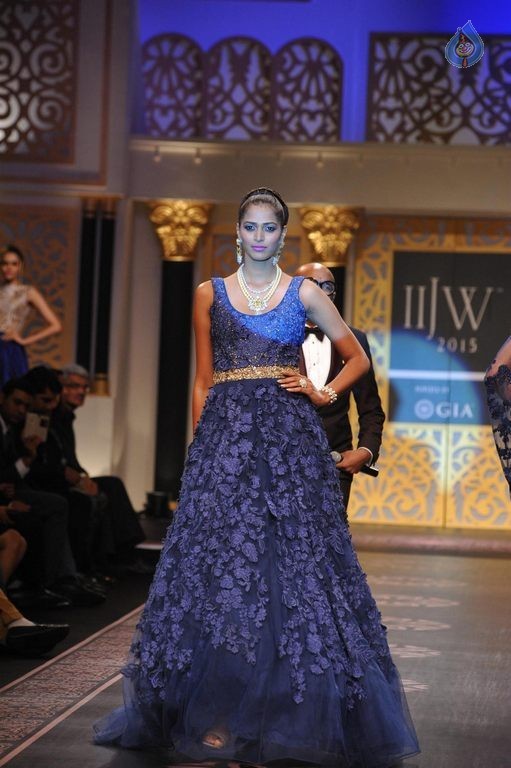 Bolly Celebs at IIJW 2015 Grand Finale Photos - 36 / 86 photos