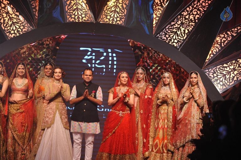 Bolly Celebs at IIJW 2015 Grand Finale Photos - 55 / 86 photos