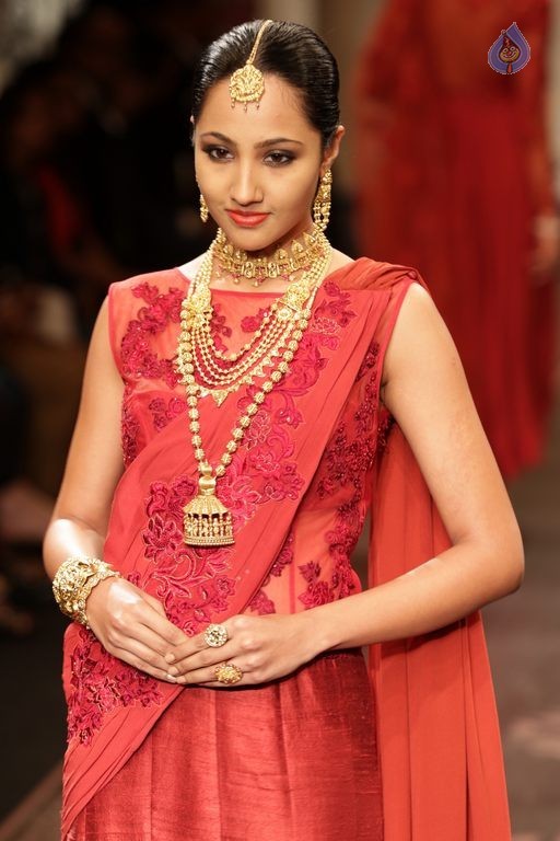 Bolly Celebs at IIJW 2015 Grand Finale Photos - 61 / 86 photos