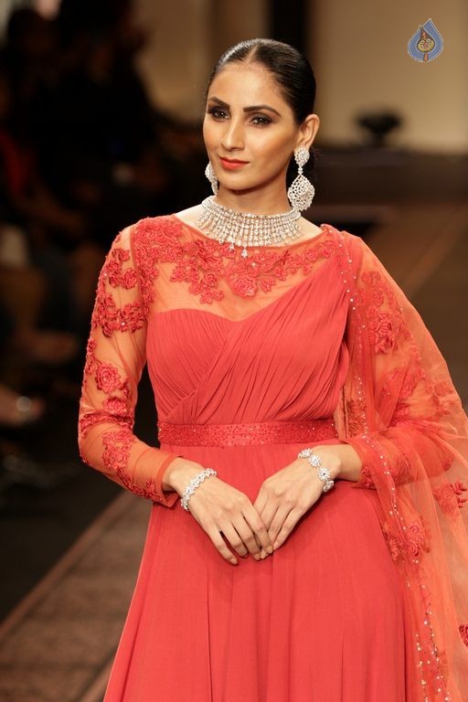 Bolly Celebs at IIJW 2015 Grand Finale Photos - 85 / 86 photos