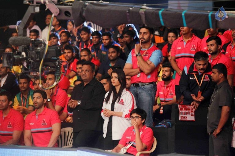 Bolly Celebs at Pro Kabaddi League Match Photos - 11 / 39 photos