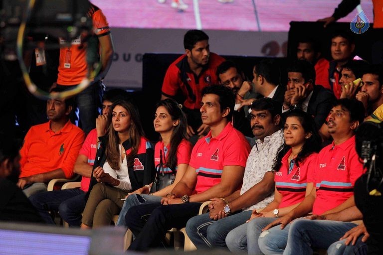 Bolly Celebs at Pro Kabaddi League Match Photos - 14 / 39 photos