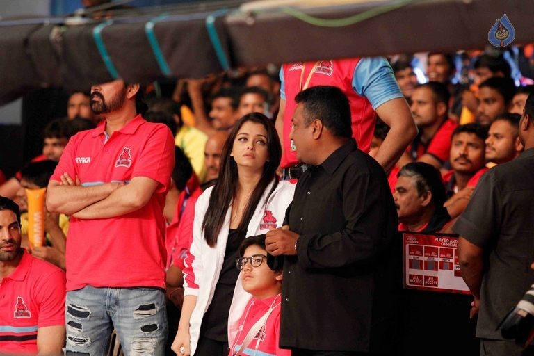 Bolly Celebs at Pro Kabaddi League Match Photos - 17 / 39 photos