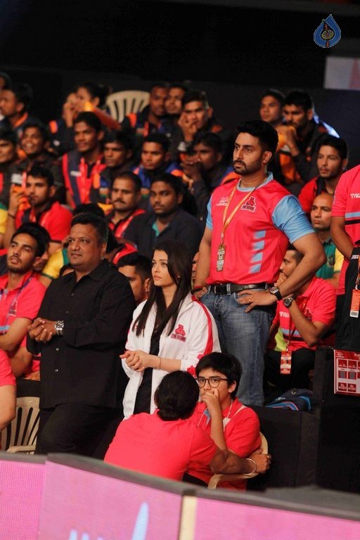 Bolly Celebs at Pro Kabaddi League Match Photos - 22 / 39 photos