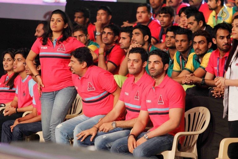 Bolly Celebs at Pro Kabaddi League Match Photos - 33 / 39 photos