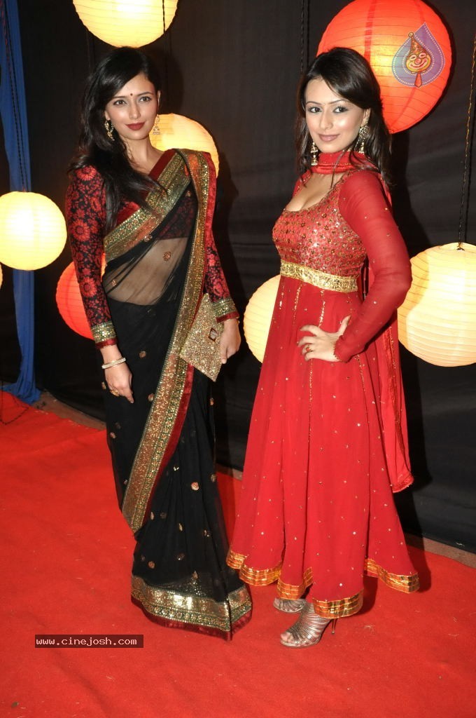 Bolly Celebs at ZEE Rishtey Awards 2011 - 11 / 59 photos
