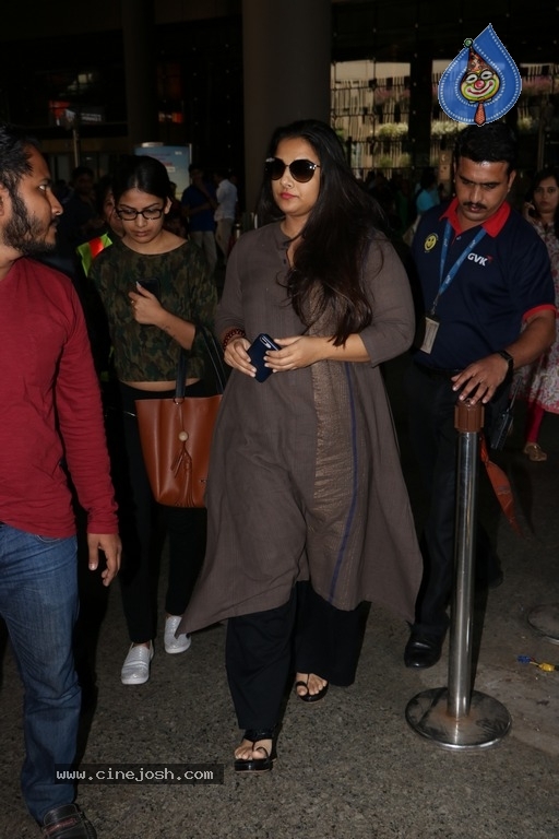 Bollywood Actresses Spotted at Airport - 28 / 38 photos