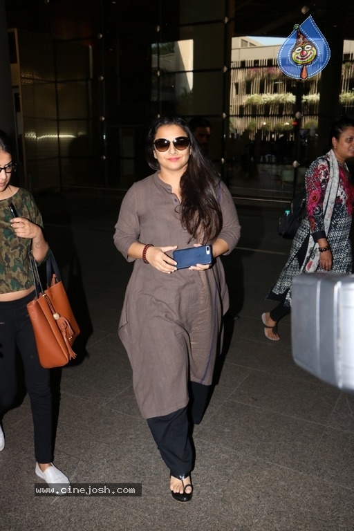 Bollywood Actresses Spotted at Airport - 32 / 38 photos