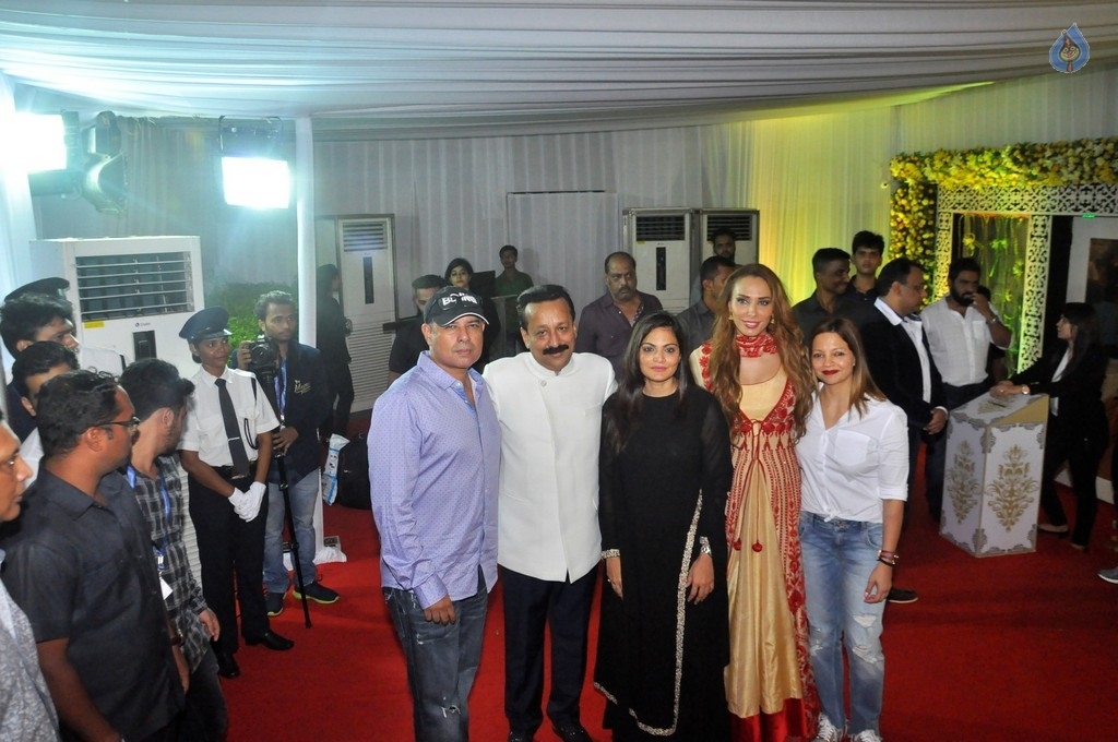 Bollywood Celebrities At Baba Siddique Iftar Party - 68 / 78 photos