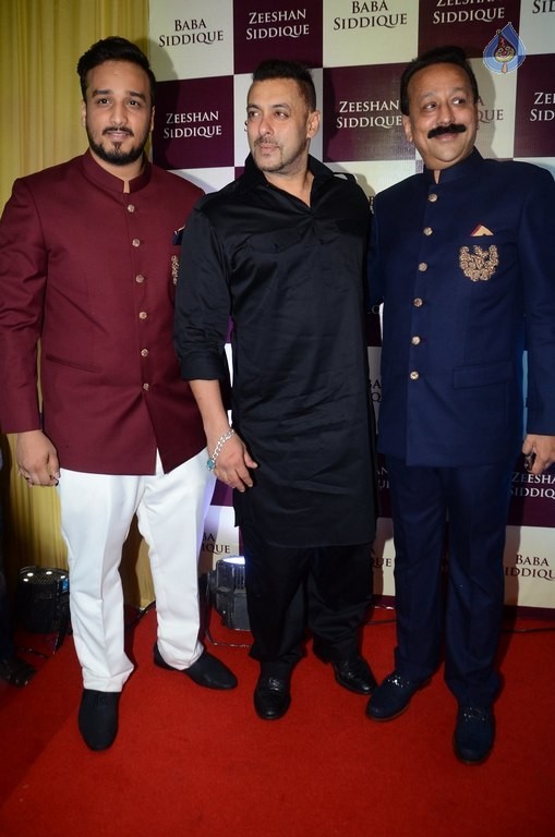 Bollywood Celebrities at Baba Siddique Ifter Party 2 - 37 / 63 photos