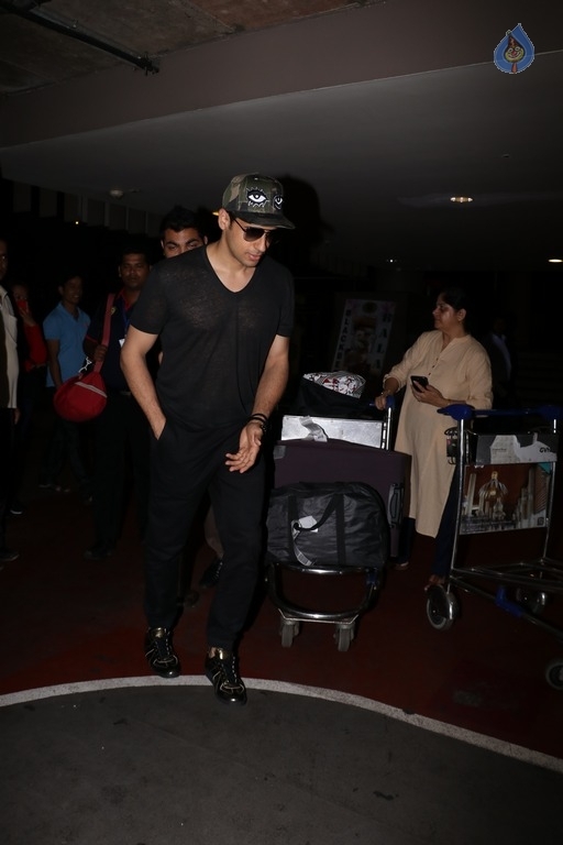 Bollywood Celebrities Spotted at Airport - 9 / 21 photos