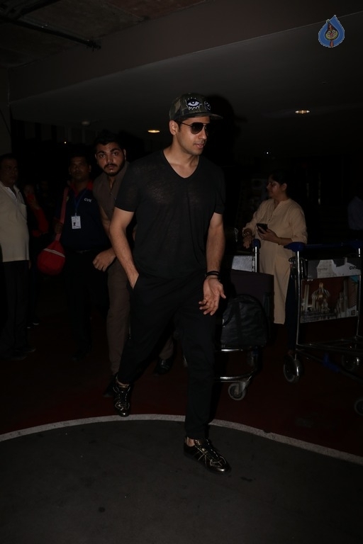 Bollywood Celebrities Spotted at Airport - 10 / 21 photos