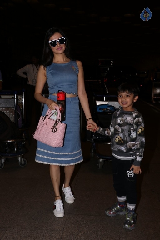 Bollywood Celebrities Spotted at Airport - 11 / 21 photos