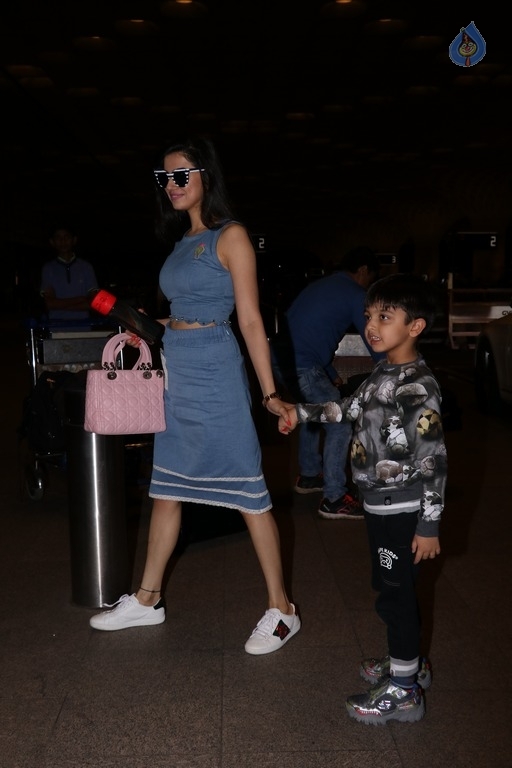 Bollywood Celebrities Spotted at Airport - 17 / 21 photos