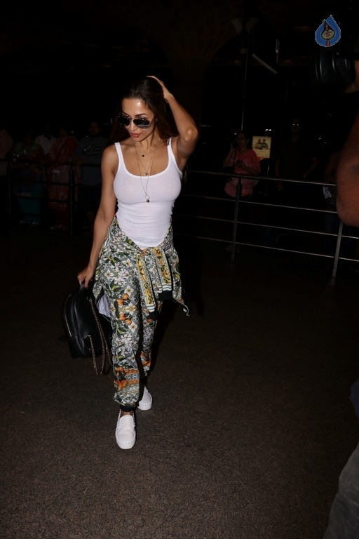 Bollywood Celebrities Spotted at Airport - 19 / 21 photos