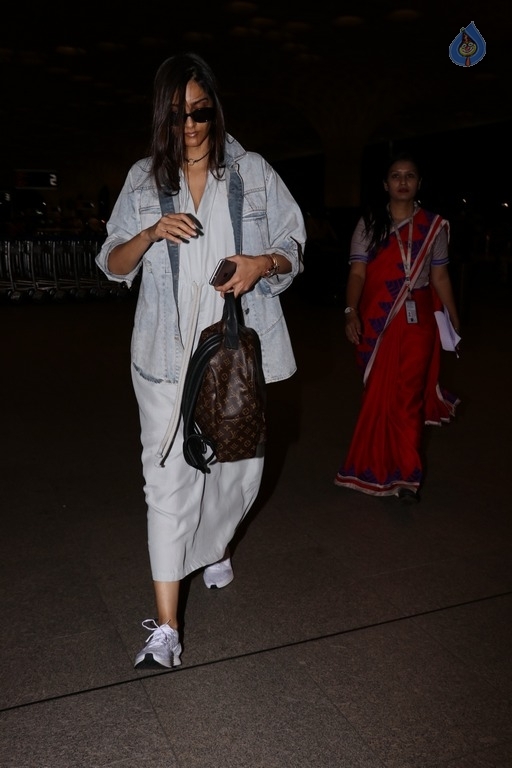 Bollywood Celebrities Spotted at Airport - 21 / 21 photos