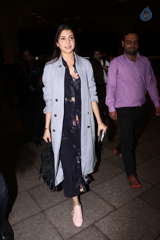 Bollywood Celebrities Spotted at Airport - 4 / 21 photos