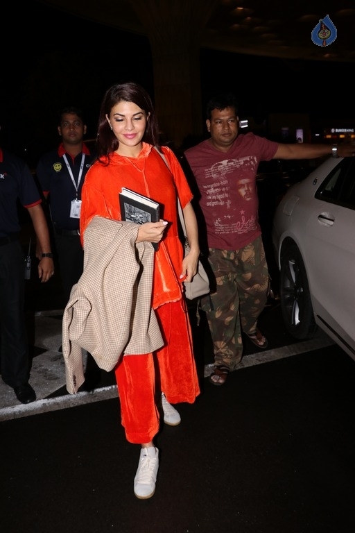 Bollywood Celebrities Spotted at Airport - 13 / 21 photos