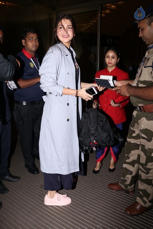 Bollywood Celebrities Spotted at Airport - 15 / 21 photos