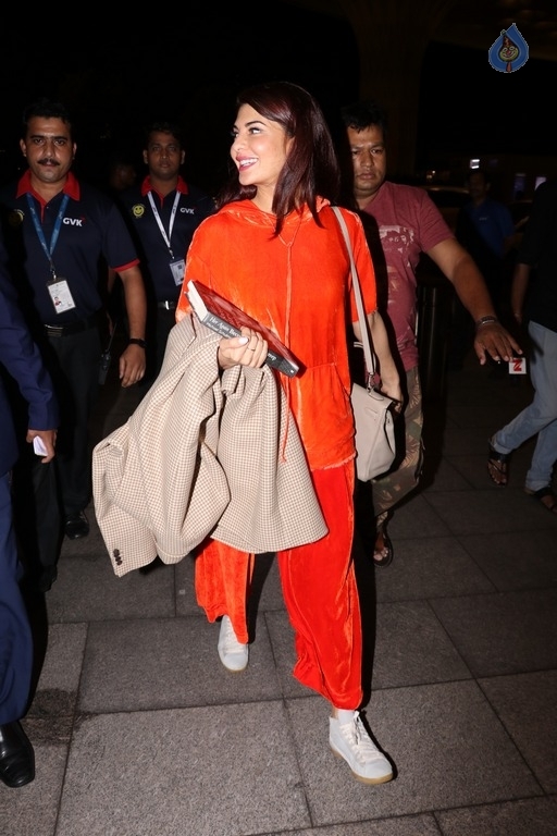 Bollywood Celebrities Spotted at Airport - 20 / 21 photos