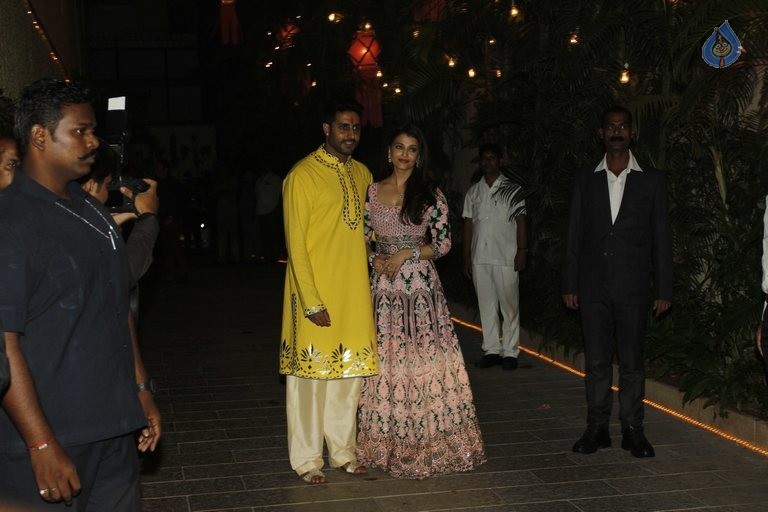 Celebrities at Amitabh Bachchan Hosted Diwali 2015 Party 2 - 7 / 84 photos