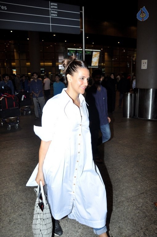 Celebrities at Mumbai Airport - 4 / 34 photos