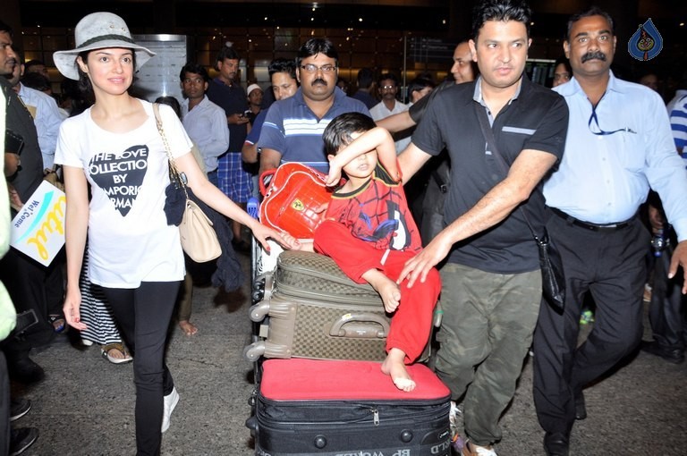 Celebrities at Mumbai Airport - 5 / 34 photos