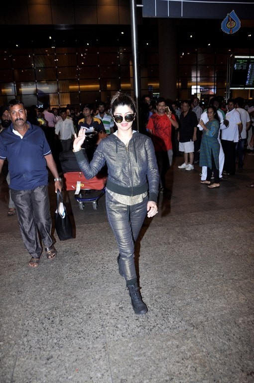 Celebrities at Mumbai Airport - 6 / 34 photos