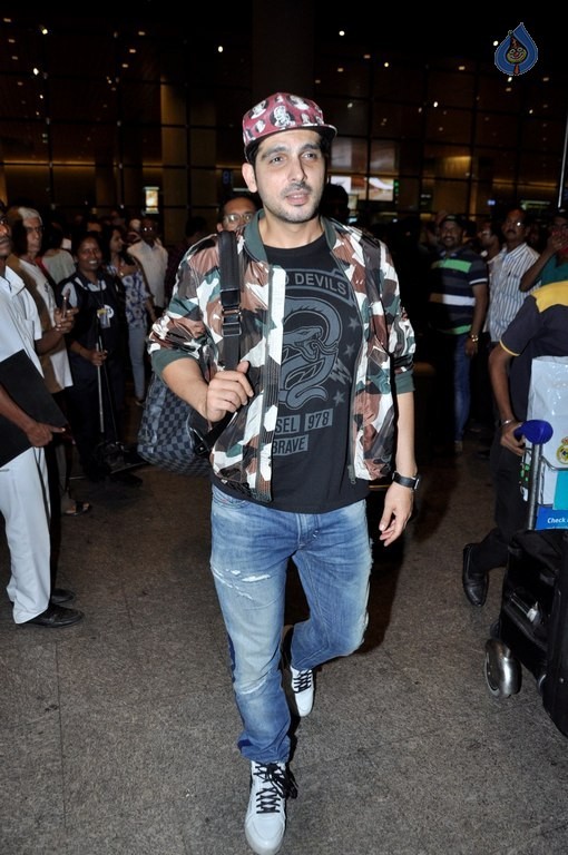 Celebrities at Mumbai Airport - 9 / 34 photos