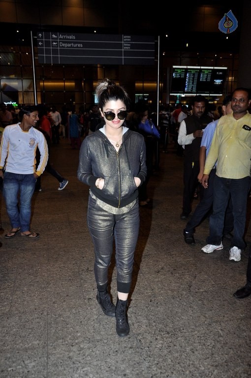 Celebrities at Mumbai Airport - 13 / 34 photos