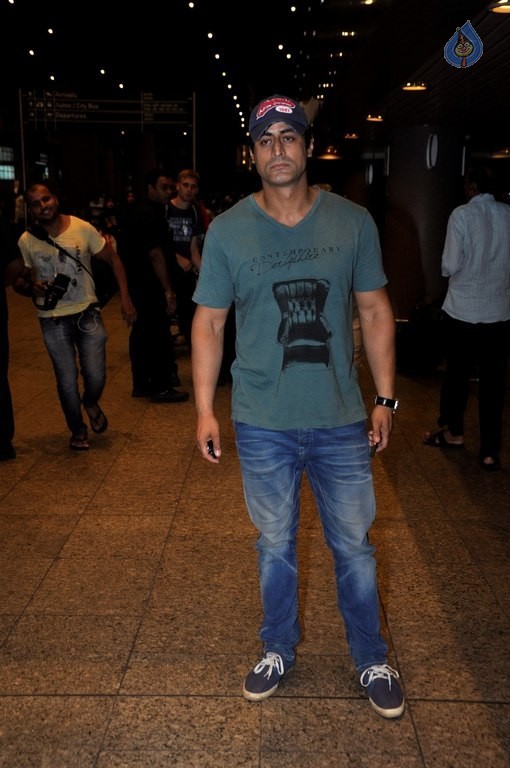 Celebrities at Mumbai Airport - 16 / 34 photos