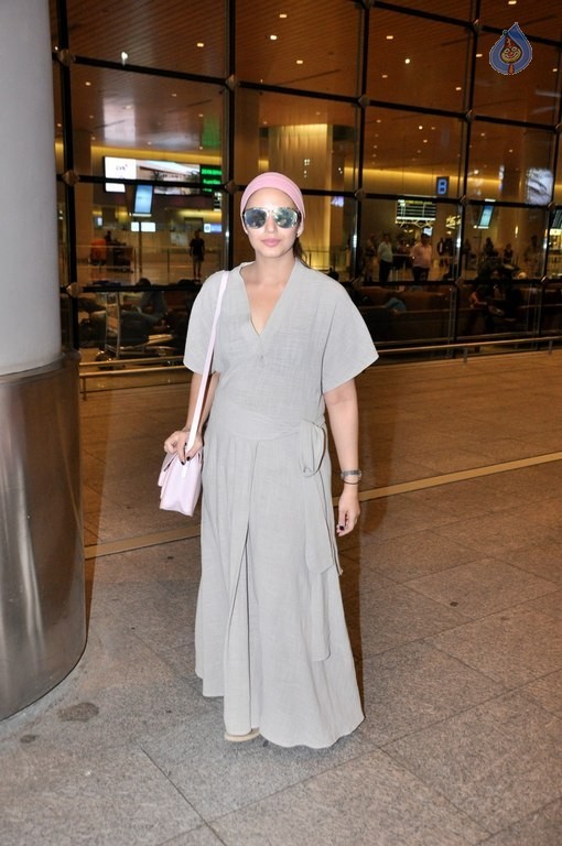 Celebrities at Mumbai Airport - 17 / 34 photos