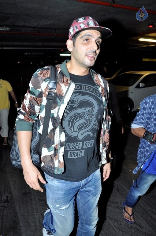 Celebrities at Mumbai Airport - 19 / 34 photos