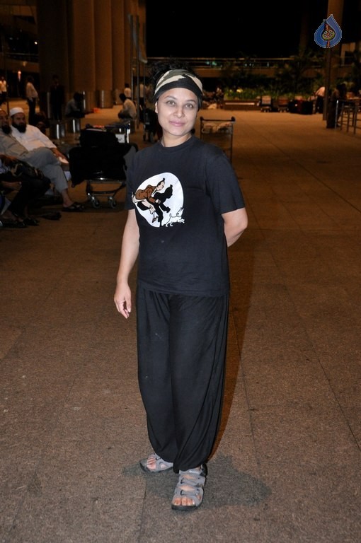 Celebrities at Mumbai Airport - 23 / 34 photos